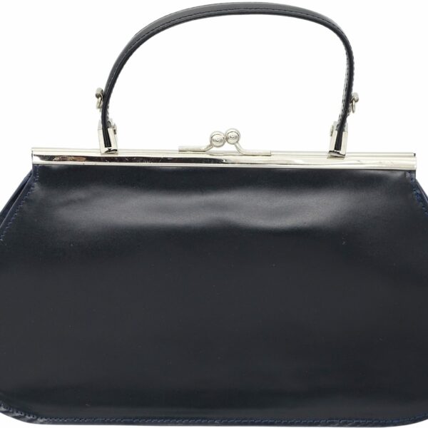 ce sac 100 pour cent en cuir véritable a été assemblé en employant des boucleries et chaines de haute qualité. la matière de la bouclerie en laiton massif plaqué métal argenté est de haute qualité. entièrement en cuir et fabriqué à la main en france, le sac de la gamme bonnie offre une élégance sans pareil dans le monde de la maroquinerie de haute qualité. la marque Vanamantys se spécialise dans les cuirs de qualité supérieure pour la création des sacs pour la femme élégante