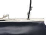 Le sac en cuir véritable noir "bonnie" présente des courbes élégantes qui souligneront une féminité assumée. Le bleu nuit des coutures et tranches sont le détail qui illumine la beauté discrète du sac de la collection "bonnie" Muni d'un grand compartiment central et de deux poches intérieures dont l'une avec zip sont composées d'un magnifique cuir marron foncé. La poche centrale est accessible par le fermoir à grande ouverture. La chaîne en laiton massif plaqué argenté met en valeur l'esthétisme de ce magnifique sac. Cousu à la main, le cuir est assemblé à l'aide d'un fil de lin de couleur bleu nuit pour mettre en valeur ce détail d'une importance cruciale pour la beauté et l'élégance de ce sac en cuir véritable. Conçu avec des boucleries de belle facture, un cuir véritable de vachette de qualité et assemblé à la main avec passion. Réalisé par un artisan français passionné par le cuir de haute qualité, le Made in France vous mettra en valeur dans toutes les situations.