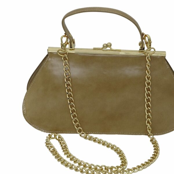 Sac en cuir véritable de vachette kaki de la collection bonnie La marque Vanamantys propose des sacs de haute maroquinerie mettant en oeuvre des cuirs de haute qualité assemblés à la main par un artisan français. Le sac bonnie est élémgant et met en valeur la tenue des dames et ladies de prestige.