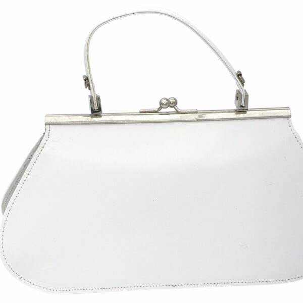 le sac bonnie en véritable cuir lisse blanc est mis en valeur par les métalleries de qualité supérieure en laiton massif argenté. le sac bonnie du maroquinier français Vanamantys met en évidence l'élégance de la femme.