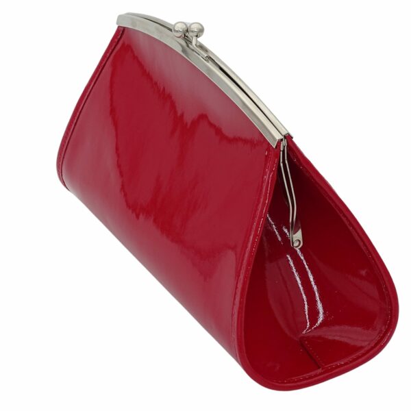 Le sac a main marilyne est de couleur rouge, rouge baiser. ce sac à main est cousu à la main en france. le choix du made in france c'est aussi choisir un sac à main réalisé avec un joli cuir de couleur rouge verni