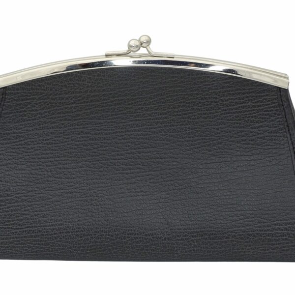 Le sac à main en véritable cuir noir grainé a été conçu en France avec du cuir de haute qualité. La métallerie montée avec soins sur ce sac à main en cuir l'élève au rang de la haute maroquinerie. made in france. le sac à main français cousu à la main par un artisan maroquiner français.