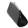 faites le choix du sac à main en cuir véritable grainé Marilyne. Le sac à main noir grainé, modèle Marilyne de chez Vanamantys, est assemblé et cousu par un artisan français près de paris.