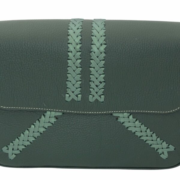 Portez le sac à main "Malvina" vert olive et soyez irrésistiblement attirée par son allure sophistiquée d'entrelacs celtiques. Muni d'une fermeture magnétique, l'accès à son contenu précieux se fera en toute élégance. Conçu avec une contenance appréciable, ce sac à main entièrement en cuir véritable de haute qualité renforcera votre look et vos tenues. Le tressage minutieux du sac en cuir "Malvina" rappelle les symboles celtiques chers aux bretons et aux écossais. Le sac "Malvina" est entièrement cousu à la main avec du cuir de haute qualité, le Made in France Réalisé par un artisan français passionné par le cuir de haute qualité, le Made in France saura illuminer vos jours et vos nuits.