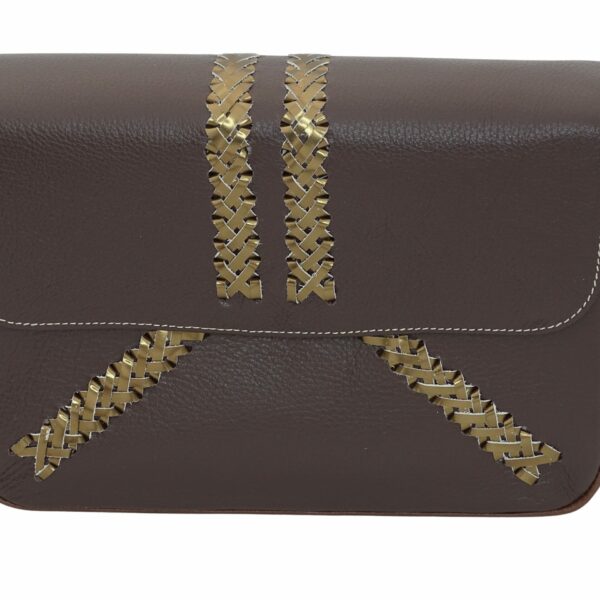 le sac a main malvina est totalement en cuir de qualité. assemblé et cousu à la main, ce sac appartient c'est de la haute maroquinerie à la française. Portez le sac à main "Malvina" marron et soyez irrésistiblement attirée.