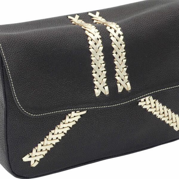 le sac de cuir malvina est assemblé en france avec du cuir 100% tannage végétale. le cuir de haute qualité de ce sac en fait un article de haute maroquinerie